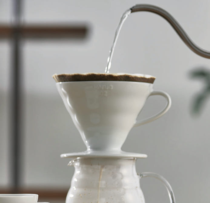 dripper V60 blanc Hario et son filtre pour une extraction du café en méthode douce