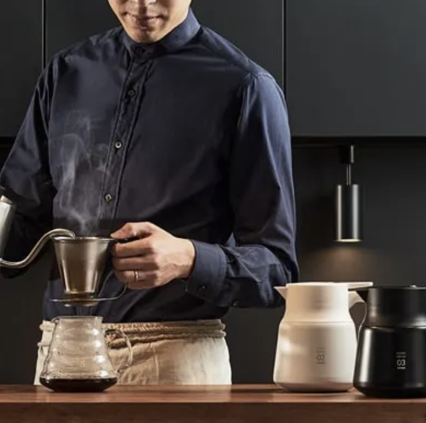 photo lifestyle de la maison japonaise hario, avec un barista qui sert le café grâce à la bouilloire Buono Kettle
