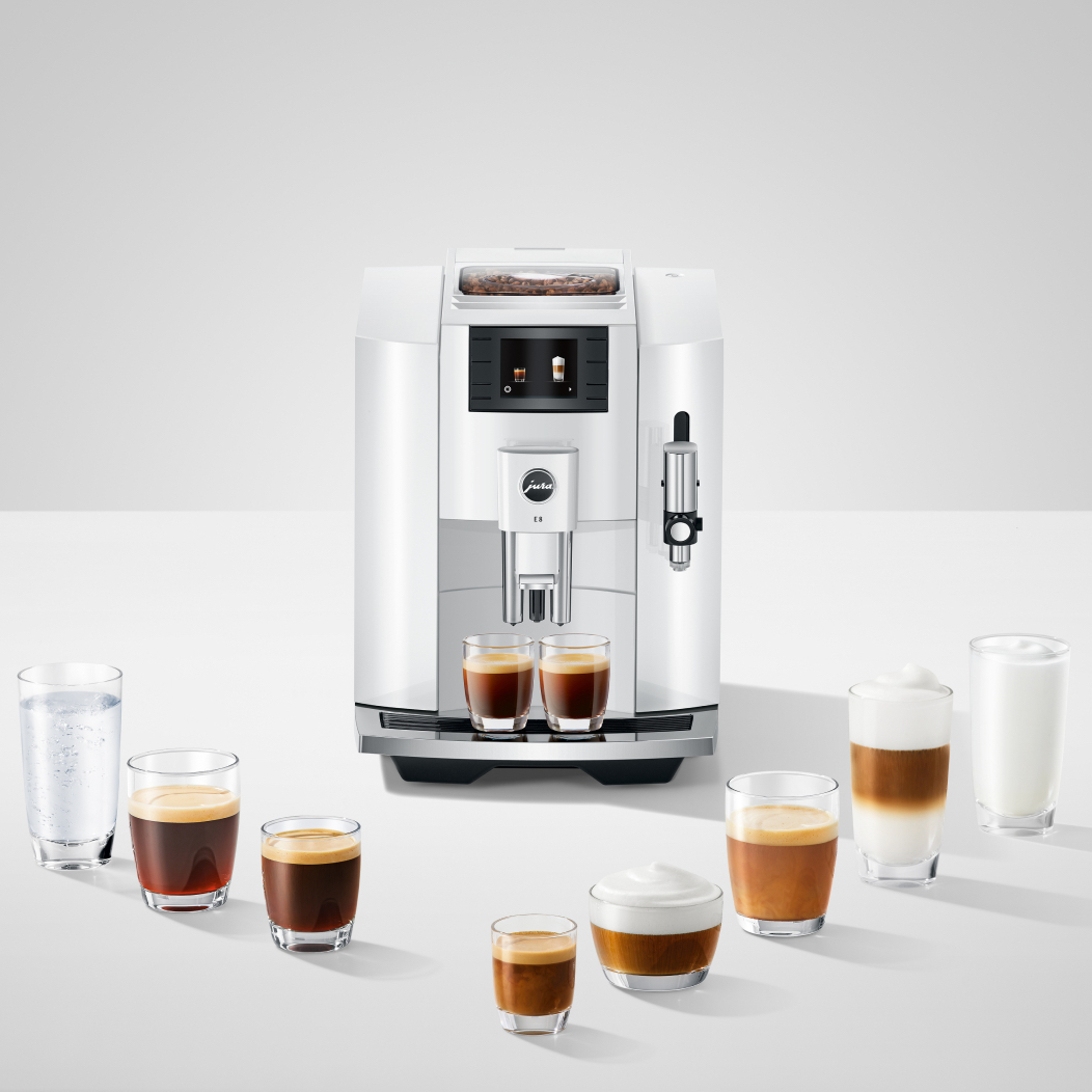 machine à café JURA E8 présentée avec toutes les spécialités à base de café réalisables avec cette machine