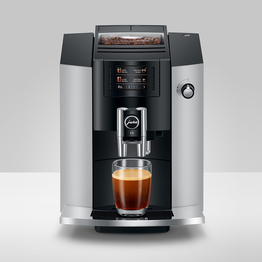 machine à café jura E6 vue de face avec un café Espresso servi et les commandes de la machine allumées