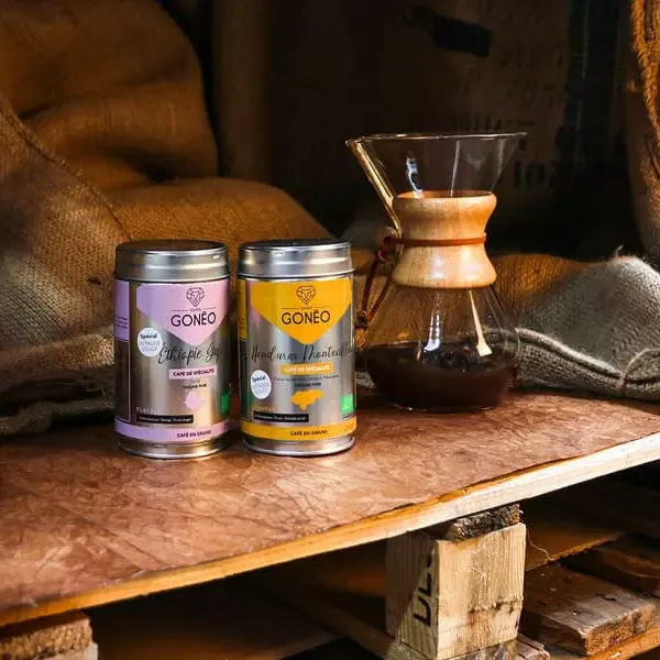 Bannière pack méthode douceEntourée de sac de jute remplis de café, présence des deux cafés de spécialité, BIO et adaptés à la méthode douce (Honduras Montecillos et Éthiopie Guji), et d'un Chemex 6-8 tasses
