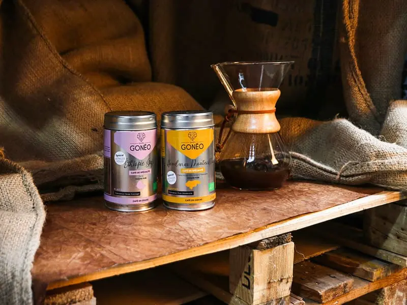 Bannière pack méthode douceEntourée de sac de jute remplis de café, présence des deux cafés de spécialité, BIO et adaptés à la méthode douce (Honduras Montecillos et Éthiopie Guji), et d'un Chemex 6-8 tasses