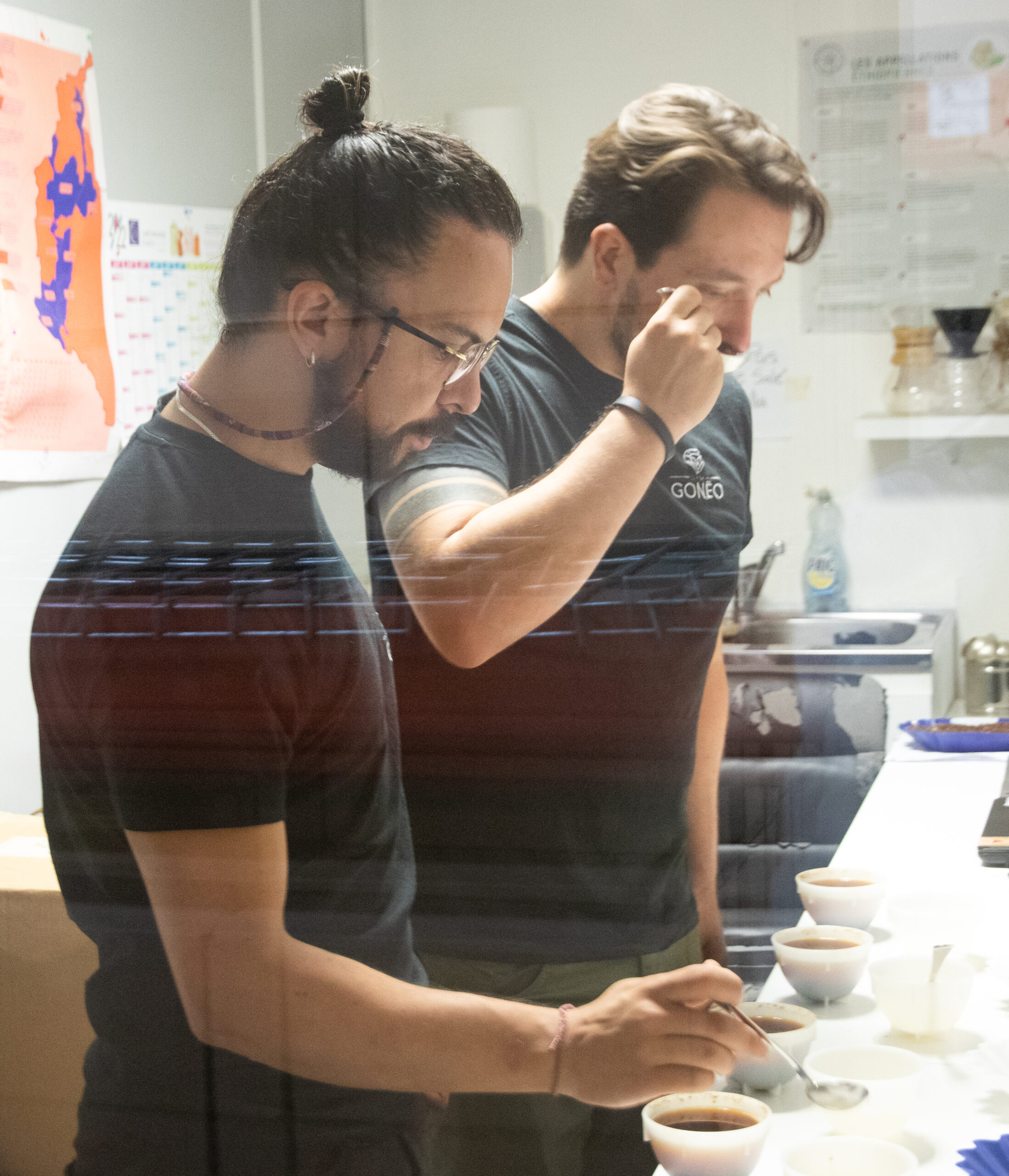 Felipe et Guillaume, les deux maîtres torréfacteurs de Cafés Gonéo, en train de faire un cupping