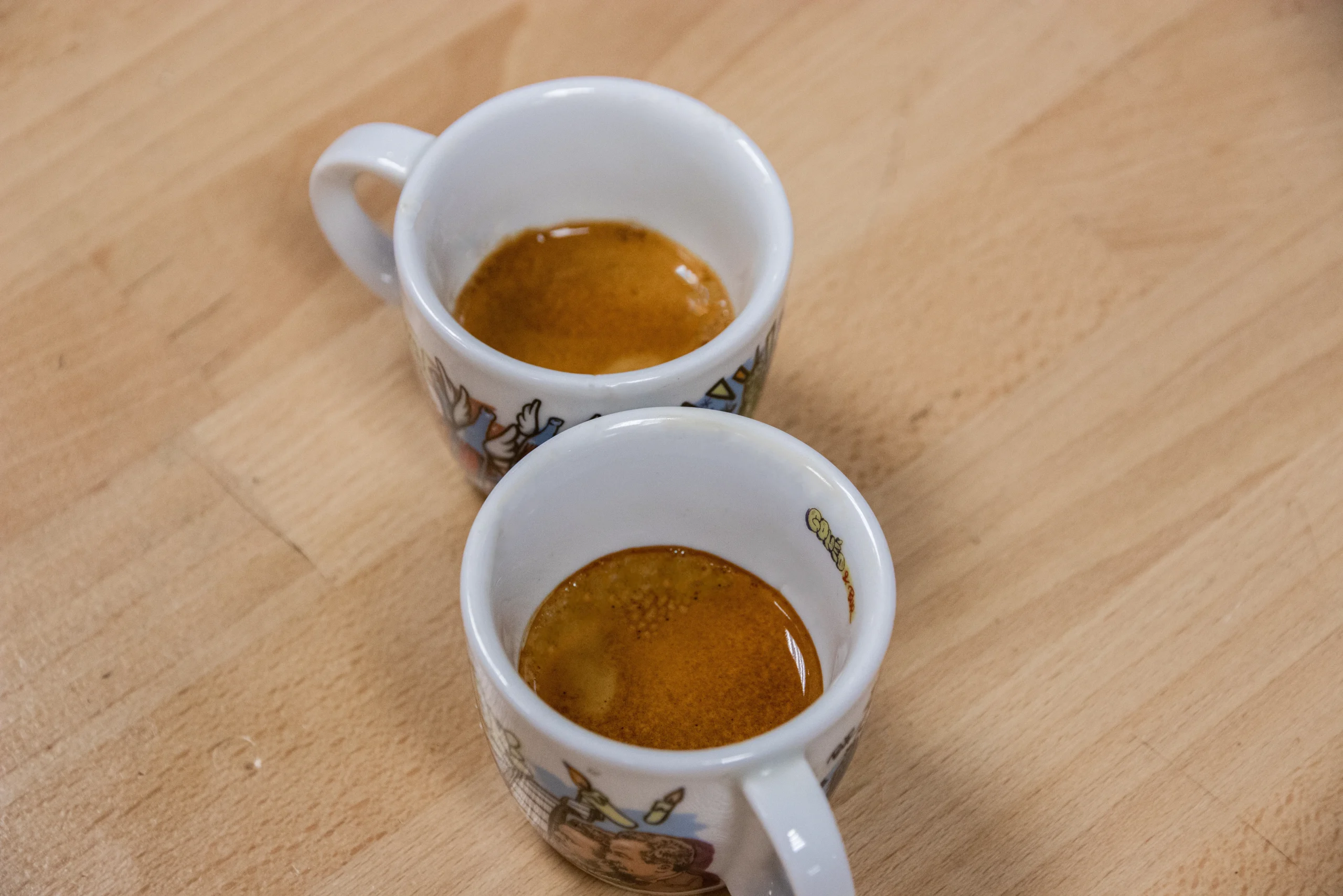 Deux tasses de cafés remplies de Souvenir de Goma